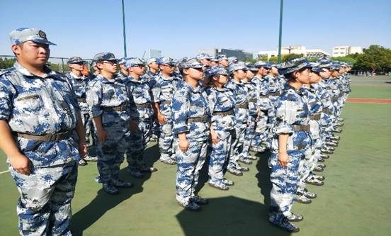 图片包含 人员, 天空, 军装, 户外描述已自动生成